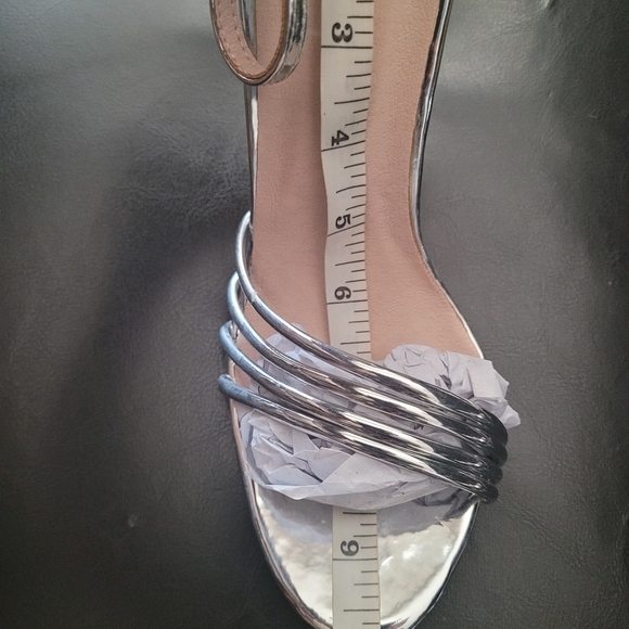 3 1/2 inch Silver heels - Picture 4 of 4